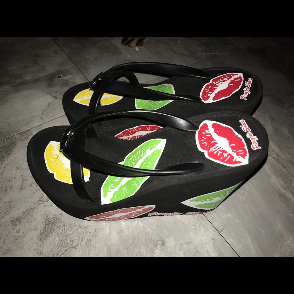 Im selling this high heel flip flops sandals.Light weight, for the beach or home
